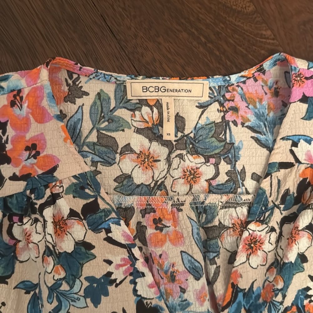 BCBGeneration Cropped Floral Top - Picture 5 of 7